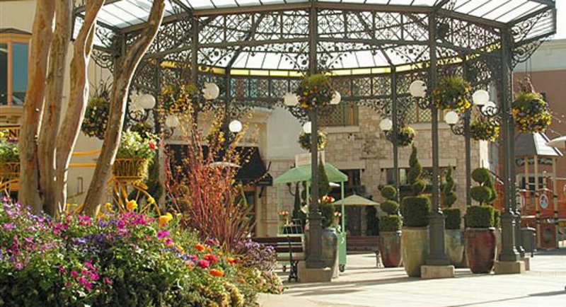 zy) Dining At the BridgePort Village, An Impressive Outdoors Mall btw (Internet Pic).jpg
