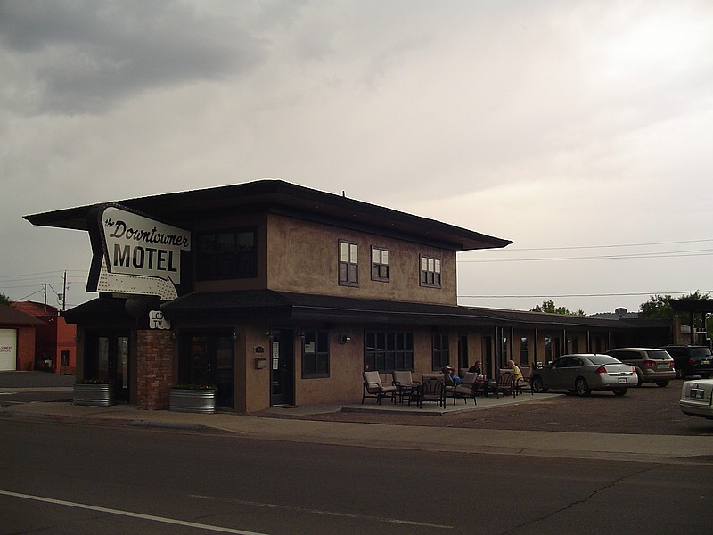 zw) And Cute Hotel, The DownTowner Motel.JPG