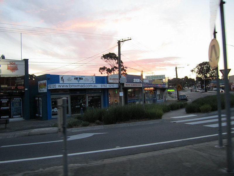 zy) Melbourne, Sat 24 Sept 2011 ~ Driving Through Boronia+Quaint Hillside Residentials On Our Way Back to Ringwood (& Mitcham).JPG