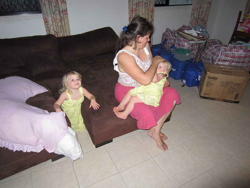 zg) Townsville, Sunday 9 October 2011 ~ Back In Suburb Mount Louisa, Where Athena+Leila Welcomed Their Mommy With Happy Anxiety.JPG
