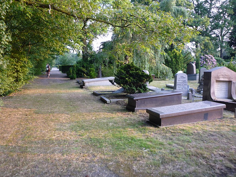 zm) Bussum, MondayEvening 28 June 2010 ~ Cemetery Located Just Across Our HotelRoom.JPG