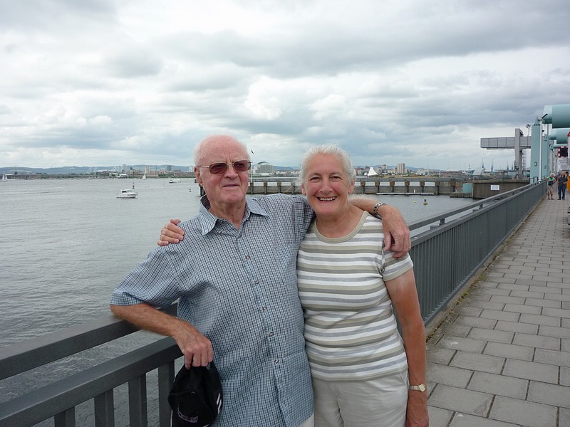 zzc) SaturdayAfternoon 10 July 2010 ~ Cute Picture of Peter+Muriel (Cardiff Bay Barrage On The Right).JPG