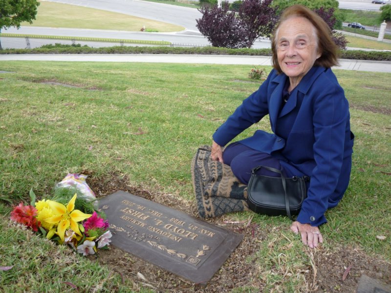j) May 2, 2009 - Visiting Lloyd (Forest Lawn Cemetery - Covina Hills).JPG