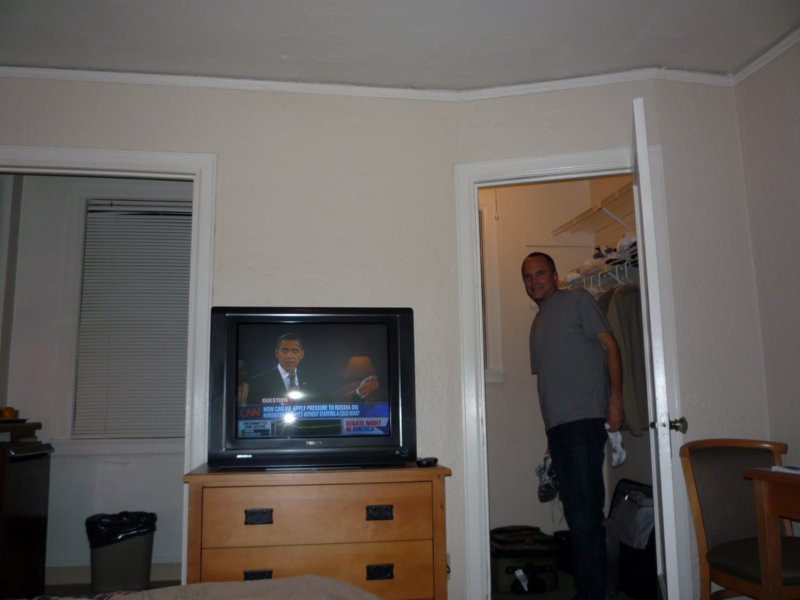 zzp) Back in HotelRoom - Watching the Second Presidential Debate (McCain+Obama).JPG