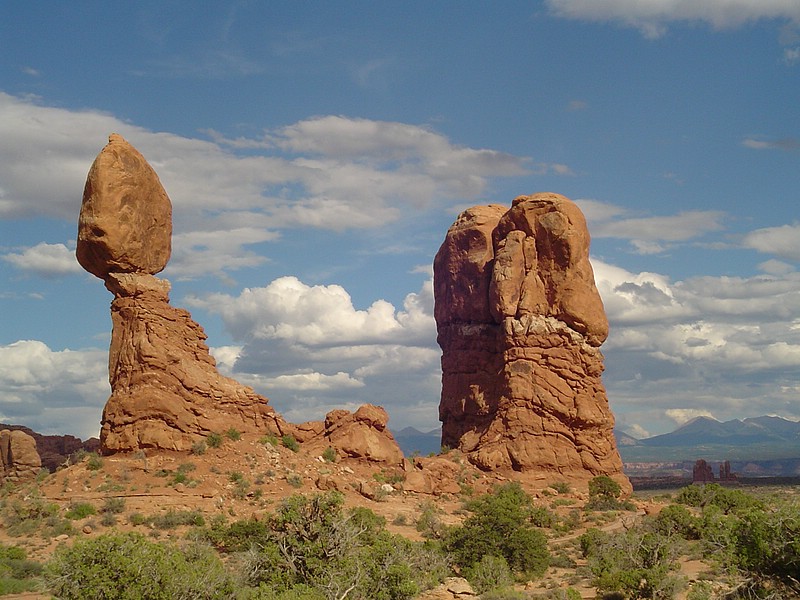 zzza) Crooked Rock Face Next To Balanced Rock Seems To Be A Little Jealous ;-).JPG