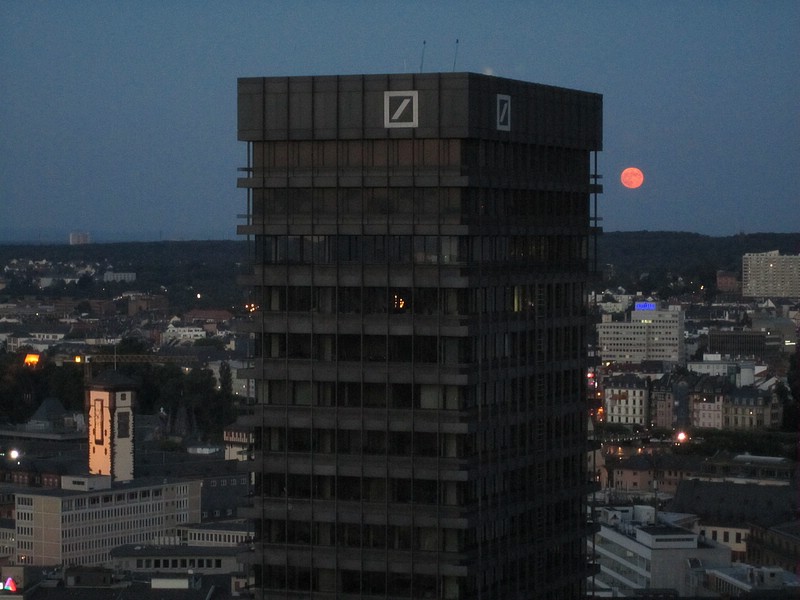 ze) Frankfurt (Germany) SaturdayEvening 26 June 2010, Full Moon (View From HotelBar - Innside Frankfurt Eurotheum).JPG