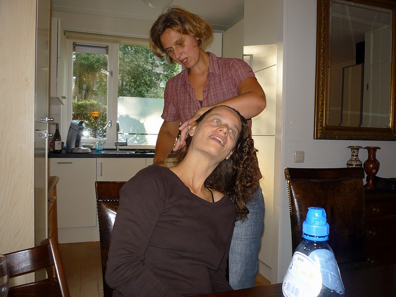 zs) Bussum, SaturdayEvening 17 July 2010 ~ Back In the House, Esther is Brushing Mirjams Hair.JPG