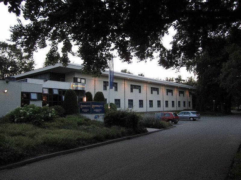 zzd) Bussum, SaturdayEvening 17 July 2010 ~ Bastion Hotel Bussum at Sunset.JPG