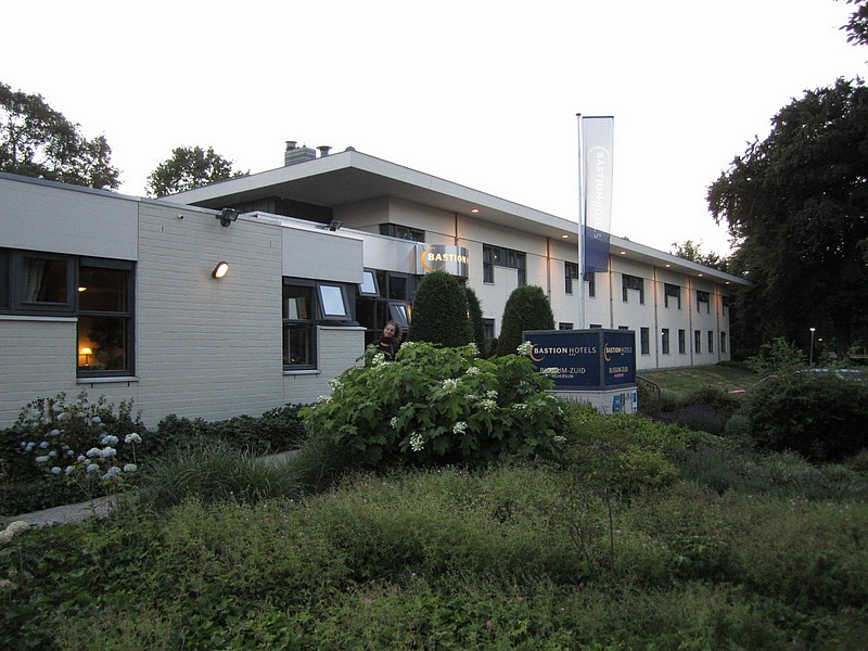 zze) Bussum, SaturdayEvening 17 July 2010 ~ Bastion Hotel Bussum at Sunset.JPG