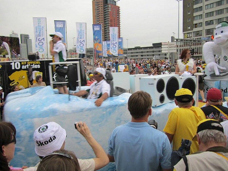 s) Rotterdam, SaturdayAfternoon 3 July 2010 ~ CaravanParade (Advertisement) Prior To Prologue TimeTrial Tour de France.JPG